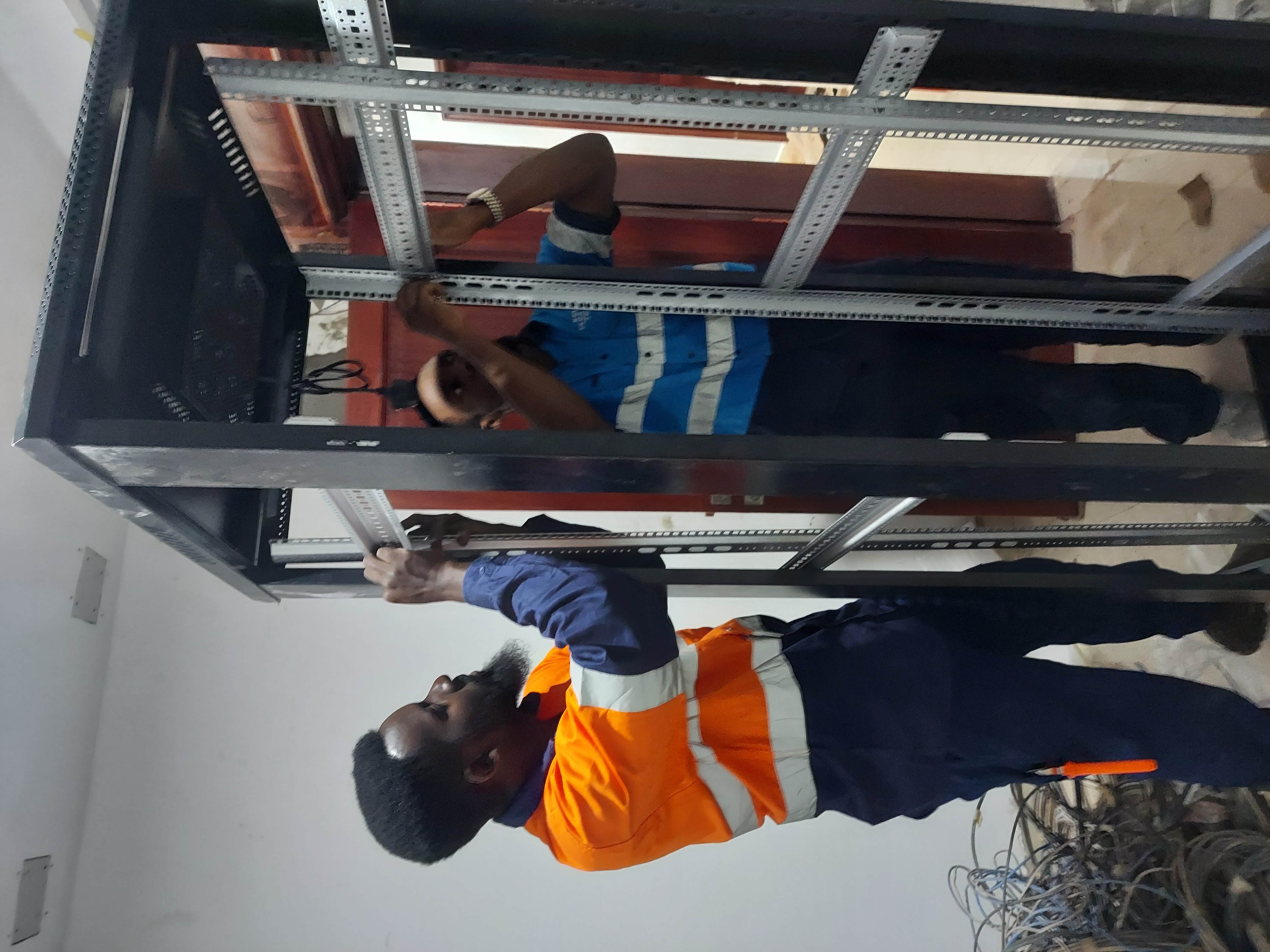 Installation des serveurs  et déploiement des architectures clients-serveur de différentes tailles.