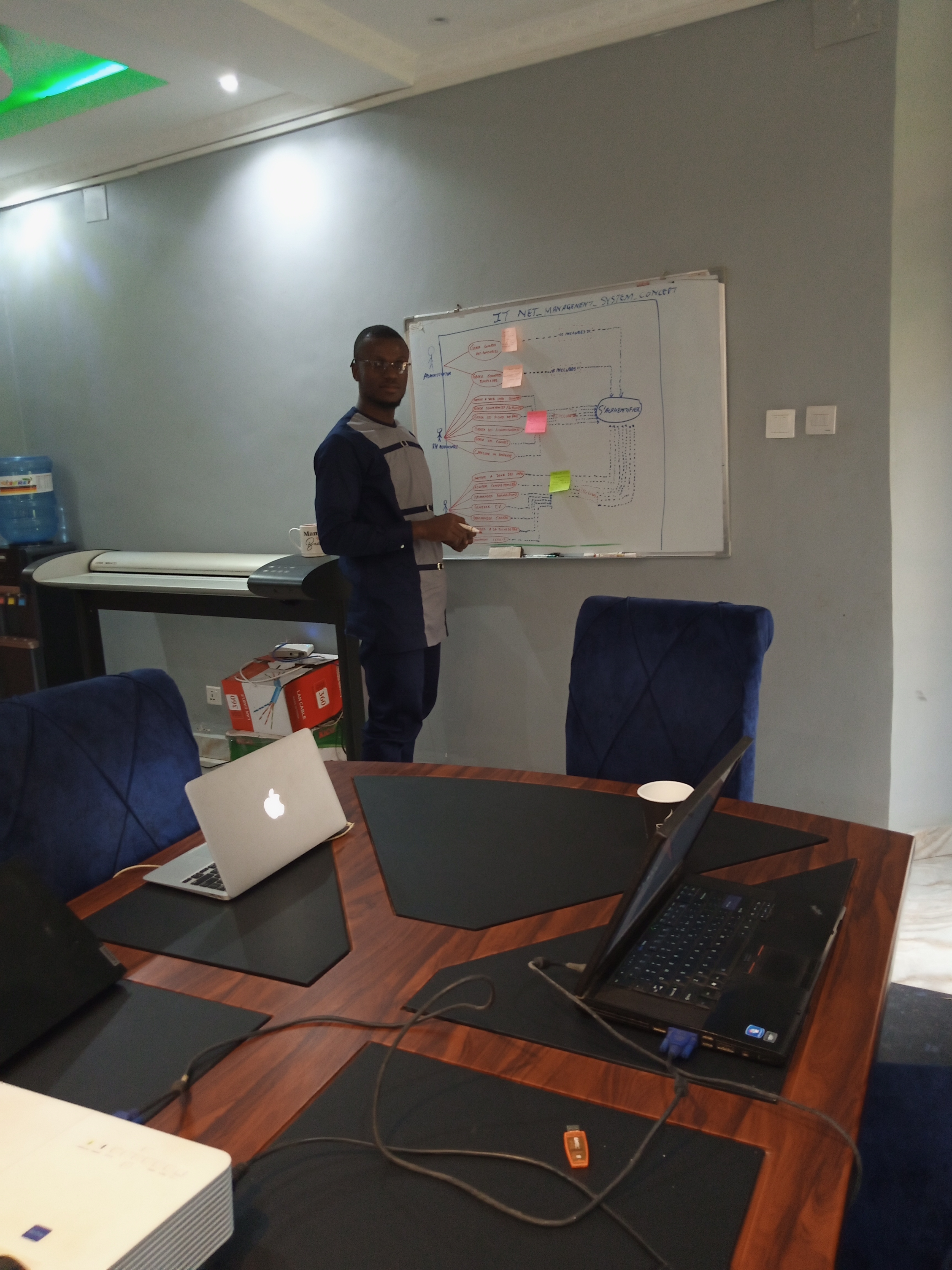 Expérience en Conception et développement des applications et logiciels sur mesure